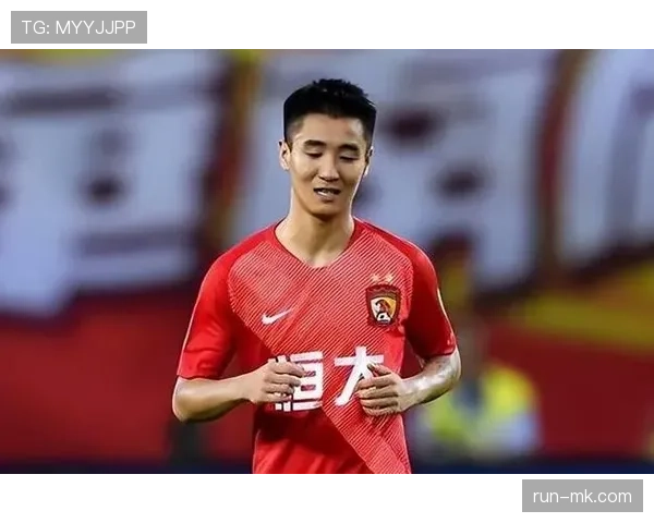 韦世豪球场像小钢炮，朋友圈生活照像贵族日常，这反差看着就带感